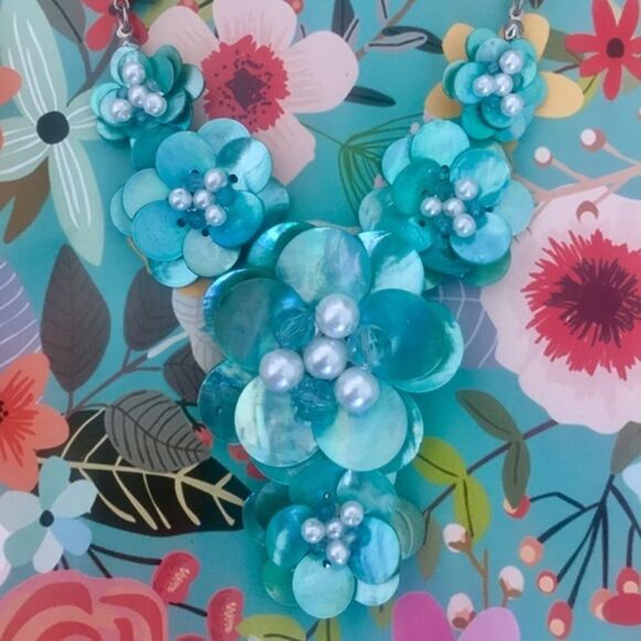 Turquoise Shell and Pearl Necklace‎ - Picture 2 of 2